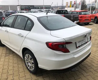 Fiat Tipo 2017 的 Petrol 1.4L 发动机，在 在布拉格 出租。