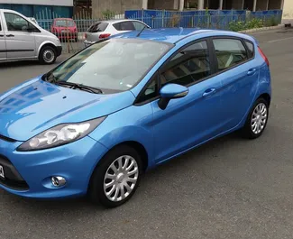 租赁 Ford Fiesta 的正面视图，在布尔加斯, 保加利亚 ✓ 汽车编号 #407。✓ Automatic 变速箱 ✓ 1 评论。