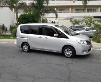 租赁 Nissan Serena 的正面视图，在利马索尔, 塞浦路斯 ✓ 汽车编号 #309。✓ Automatic 变速箱 ✓ 2 评论。