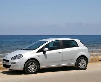 租赁 Fiat Grande Punto 的正面视图，在克里特岛, 希腊 ✓ 汽车编号 #1134。✓ Automatic 变速箱 ✓ 0 评论。