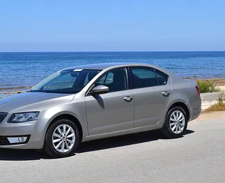 租赁 Skoda Octavia 的正面视图，在克里特岛, 希腊 ✓ 汽车编号 #1129。✓ Manual 变速箱 ✓ 0 评论。