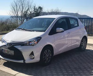 租赁 Toyota Yaris 的正面视图，在 Rafailovici, 黑山共和国 ✓ 汽车编号 #495。✓ Automatic 变速箱 ✓ 8 评论。