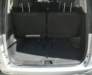 Nissan Serena 2015 在 在利马索尔 可租赁，具有 unlimited 里程限制。
