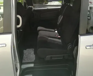 租车 Nissan Serena #309 Automatic 在 在利马索尔，配备 2.0L 发动机 ➤ 来自 狮子座 在塞浦路斯。