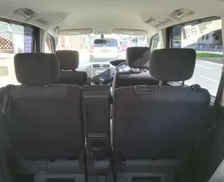Nissan Serena 内饰，在塞浦路斯 出租。一辆优秀的 8 座位车，配备 Automatic 变速箱。