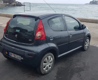 在 在黑山 租赁 Peugeot 107 2013 汽车，特点包括 ✓ 使用 Petrol 燃料和 70 马力 ➤ 起价 14 EUR 每天。