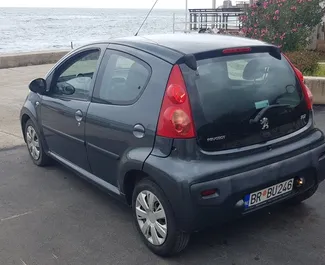 Peugeot 107 2013 的 Petrol 1.0L 发动机，在 在酒吧 出租。