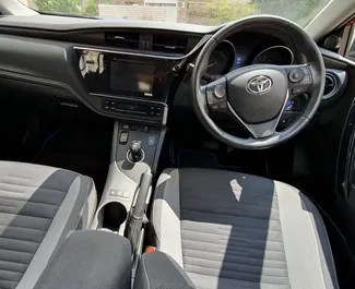 在 在塞浦路斯 租赁 Toyota Auris 2017 汽车，特点包括 ✓ 使用 Hybrid 燃料和 100 马力 ➤ 起价 45 EUR 每天。