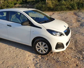 租赁 Peugeot 108 的正面视图，在克里特岛, 希腊 ✓ 汽车编号 #1780。✓ Manual 变速箱 ✓ 1 评论。