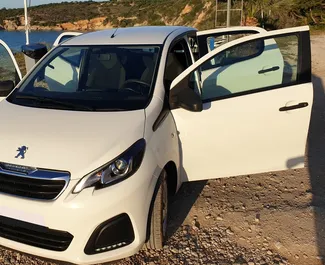 Peugeot 108 内饰，在希腊 出租。一辆优秀的 4 座位车，配备 Manual 变速箱。