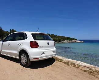 Volkswagen Polo 2018 的 Petrol 1.0L 发动机，在 在克里特岛 出租。