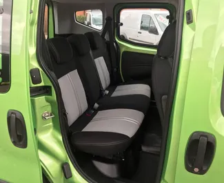 Fiat Qubo 2016 的 Petrol 1.4L 发动机，在 在克里特岛 出租。