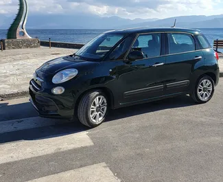 租车 Fiat 500l #1953 Manual 在 在克里特岛，配备 1.4L 发动机 ➤ 来自 Manolis 在希腊。