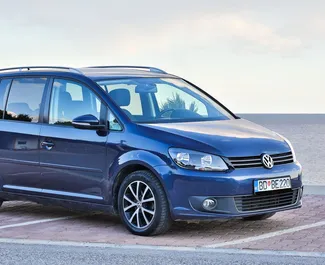 租赁 Volkswagen Touran 的正面视图，在布德瓦, 黑山共和国 ✓ 汽车编号 #1035。✓ Automatic 变速箱 ✓ 8 评论。