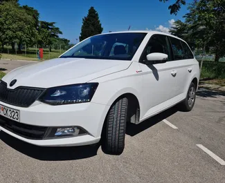 租赁 Skoda Fabia Combi 的正面视图，在酒吧, 黑山共和国 ✓ 汽车编号 #2044。✓ Automatic 变速箱 ✓ 36 评论。