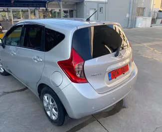 在 在塞浦路斯 租赁 Nissan Note 2016 汽车，特点包括 ✓ 使用 Petrol 燃料和 88 马力 ➤ 起价 20 EUR 每天。