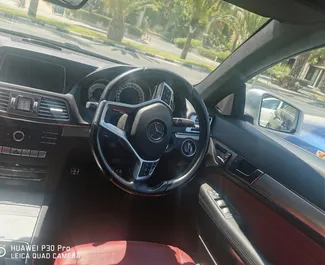 租车 Mercedes-Benz E-Class Cabrio #2051 Automatic 在 在利马索尔，配备 2.2L 发动机 ➤ 来自 狮子座 在塞浦路斯。