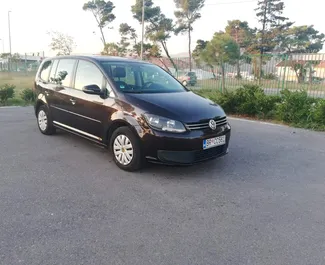 租赁 Volkswagen Touran 的正面视图，在酒吧, 黑山共和国 ✓ 汽车编号 #2045。✓ Automatic 变速箱 ✓ 19 评论。