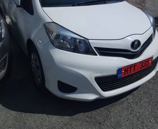 租赁 Toyota Vitz 的正面视图，在利马索尔, 塞浦路斯 ✓ 汽车编号 #2077。✓ Automatic 变速箱 ✓ 4 评论。