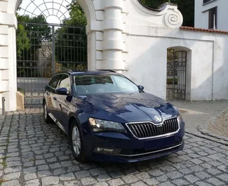 租赁 Skoda Superb Combi 的正面视图，在布拉格, 捷克 ✓ 汽车编号 #22。✓ Automatic 变速箱 ✓ 1 评论。