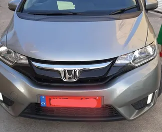 租赁 Honda Jazz 的正面视图，在帕福斯, 塞浦路斯 ✓ 汽车编号 #2282。✓ Manual 变速箱 ✓ 2 评论。