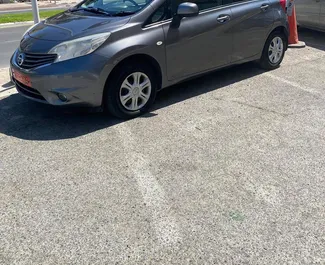 在 在塞浦路斯 租赁 Nissan Note 2014 汽车，特点包括 ✓ 使用 Petrol 燃料和 88 马力 ➤ 起价 20 EUR 每天。