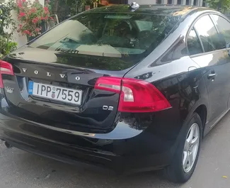 在 在希腊 租赁 Volvo S60 2015 汽车，特点包括 ✓ 使用 Diesel 燃料和 105 马力 ➤ 起价 113 EUR 每天。