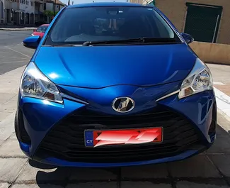 租赁 Toyota Vitz 的正面视图，在帕福斯, 塞浦路斯 ✓ 汽车编号 #2362。✓ Automatic 变速箱 ✓ 2 评论。