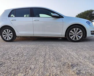 租赁 Volkswagen Golf 7 的正面视图，在贝尔格莱德, 塞尔维亚 ✓ 汽车编号 #2535。✓ Automatic 变速箱 ✓ 2 评论。