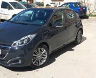 租赁 Peugeot 208 的正面视图，在布尔加斯机场, 保加利亚 ✓ 汽车编号 #3323。✓ Manual 变速箱 ✓ 2 评论。