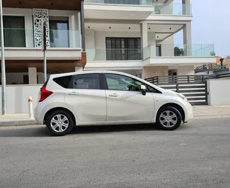 在 在塞浦路斯 租赁 Nissan Note 2015 汽车，特点包括 ✓ 使用 Petrol 燃料和  马力 ➤ 起价 40 EUR 每天。