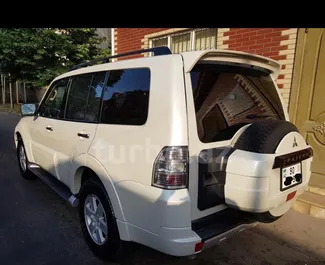 在 在阿塞拜疆 租赁 Mitsubishi Pajero 2012 汽车，特点包括 ✓ 使用 Petrol 燃料和  马力 ➤ 起价 100 AZN 每天。