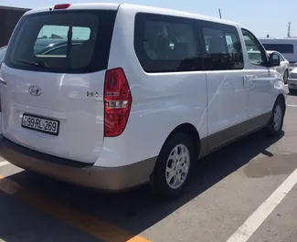 在 在阿塞拜疆 租赁 Hyundai H1 2017 汽车，特点包括 ✓ 使用 Petrol 燃料和  马力 ➤ 起价 100 AZN 每天。