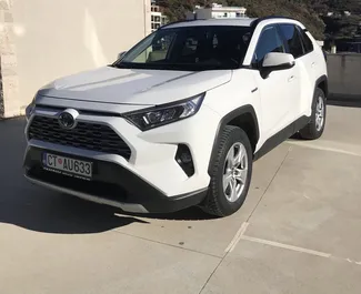 租赁 Toyota Rav4 的正面视图，在 Rafailovici, 黑山共和国 ✓ 汽车编号 #3760。✓ Automatic 变速箱 ✓ 1 评论。