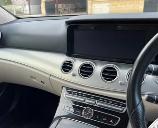 Mercedes-Benz E220 2017 在 在利马索尔 可租赁，具有 unlimited 里程限制。