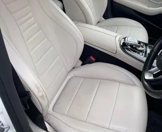 Mercedes-Benz E220 内饰，在塞浦路斯 出租。一辆优秀的 5 座位车，配备 Automatic 变速箱。