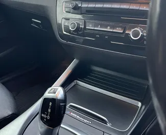 BMW 218i Cabrio 租赁。在 在塞浦路斯 出租的 舒适性, 高级, 敞篷车 汽车 ✓ Deposit of 800 EUR ✓ 提供 TPL, CDW, Young 保险选项。