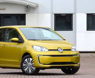 在 在希腊 租赁 Volkswagen Up! 2021 汽车，特点包括 ✓ 使用 Petrol 燃料和 60 马力 ➤ 起价 19 EUR 每天。