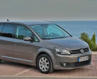 租赁 Volkswagen Touran 的正面视图，在布德瓦, 黑山共和国 ✓ 汽车编号 #4210。✓ Automatic 变速箱 ✓ 6 评论。