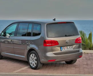 在 在黑山 租赁 Volkswagen Touran 2014 汽车，特点包括 ✓ 使用 Diesel 燃料和 140 马力 ➤ 起价 30 EUR 每天。