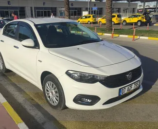 租赁 Fiat Egea 的正面视图，在安塔利亚机场, 土耳其 ✓ 汽车编号 #4223。✓ Manual 变速箱 ✓ 2 评论。