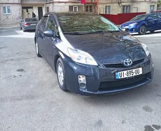 租赁 Toyota Prius 的正面视图，在第比利斯, 格鲁吉亚 ✓ 汽车编号 #4232。✓ Automatic 变速箱 ✓ 10 评论。