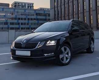 租赁 Skoda Octavia Combi 的正面视图，在布拉格, 捷克 ✓ 汽车编号 #4177。✓ Automatic 变速箱 ✓ 0 评论。