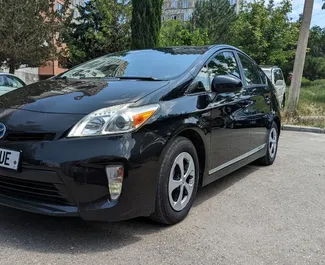 租赁 Toyota Prius 的正面视图，在第比利斯, 格鲁吉亚 ✓ 汽车编号 #4312。✓ Automatic 变速箱 ✓ 4 评论。