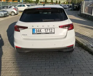 Skoda Fabia 2022 的 Petrol 1.0L 发动机，在 在布拉格 出租。