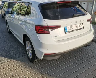 在 在捷克 租赁 Skoda Fabia 2022 汽车，特点包括 ✓ 使用 Petrol 燃料和 110 马力 ➤ 起价 30 EUR 每天。