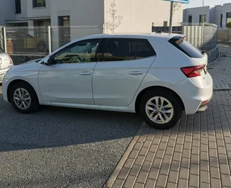 Skoda Fabia 租赁。在 在捷克 出租的 经济 汽车 ✓ Deposit of 300 EUR ✓ 提供 TPL, SCDW, Theft, Abroad 保险选项。