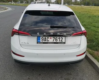 Skoda Scala 2022 的 Petrol 1.0L 发动机，在 在布拉格 出租。