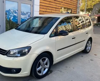 租赁 Volkswagen Touran 的正面视图，在地拉那, 阿尔巴尼亚 ✓ 汽车编号 #4683。✓ Automatic 变速箱 ✓ 1 评论。