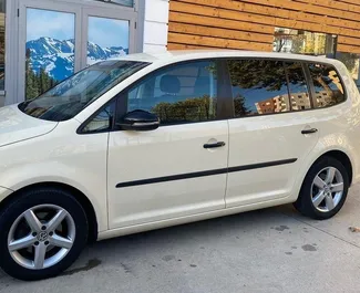 租车 Volkswagen Touran #4683 Automatic 在 在地拉那，配备 2.0L 发动机 ➤ 来自 阿尔迪 在阿尔巴尼亚。